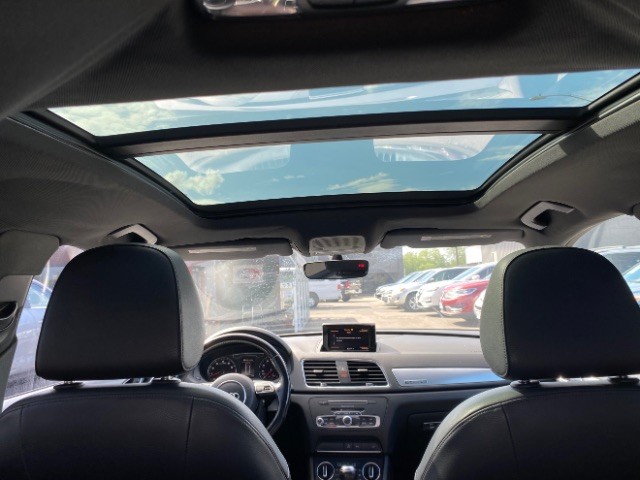 Audi Q3 Vehicle Full-screen Gallery Image 11