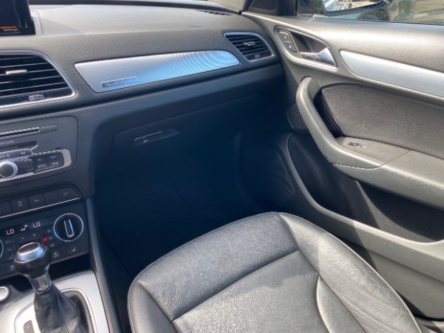 Audi Q3 Vehicle Full-screen Gallery Image 12