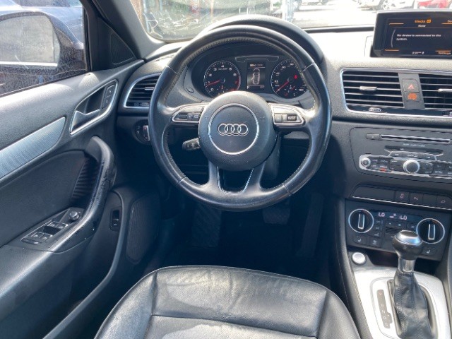 Audi Q3 Vehicle Full-screen Gallery Image 13