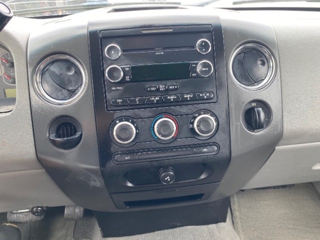 Ford F-150 Vehicle Full-screen Gallery Image 12