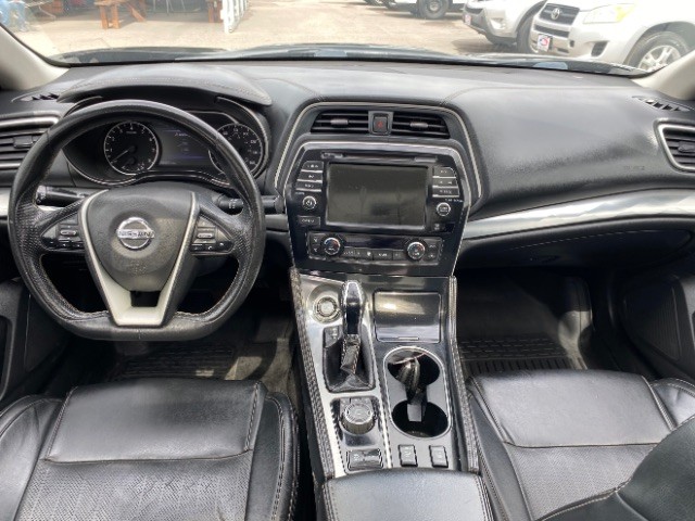 Nissan Maxima Vehicle Full-screen Gallery Image 06