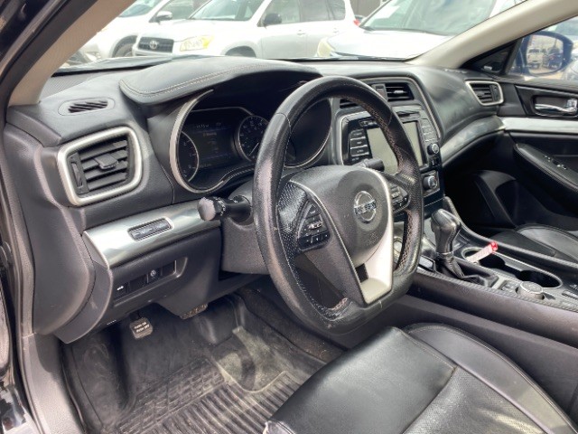 Nissan Maxima Vehicle Full-screen Gallery Image 09