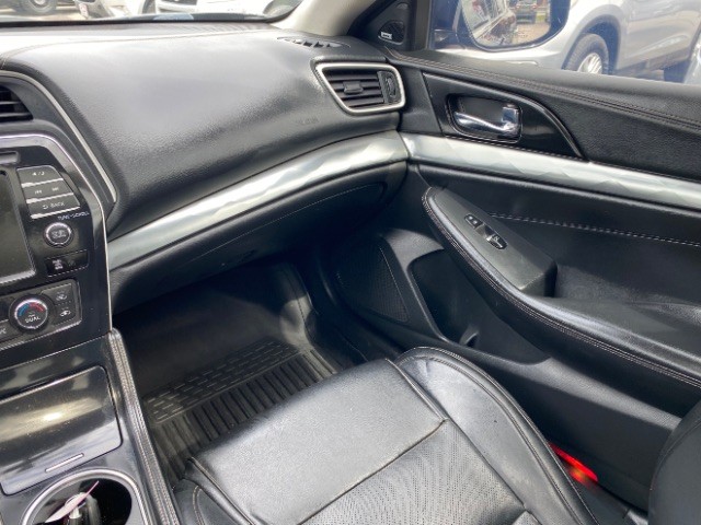 Nissan Maxima Vehicle Full-screen Gallery Image 10