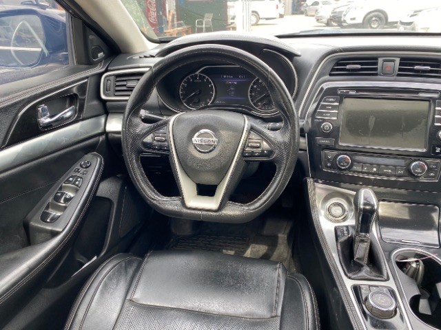 Nissan Maxima Vehicle Full-screen Gallery Image 11