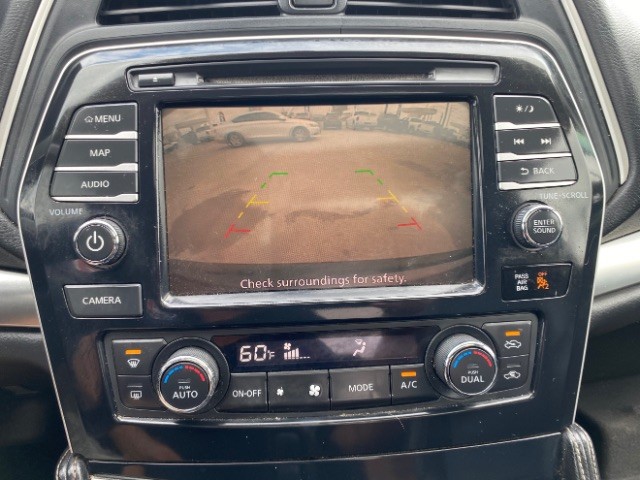 Nissan Maxima Vehicle Full-screen Gallery Image 15