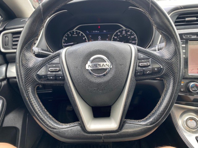 Nissan Maxima Vehicle Full-screen Gallery Image 16