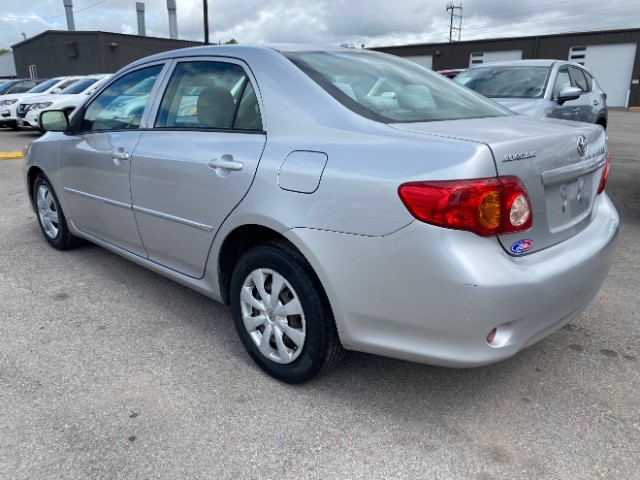 Toyota Corolla Vehicle Full-screen Gallery Image 04