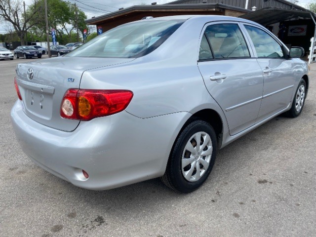Toyota Corolla Vehicle Full-screen Gallery Image 05