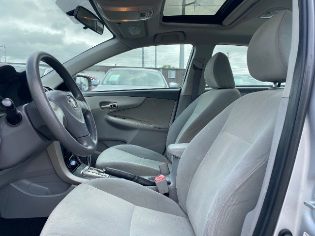 Toyota Corolla Vehicle Full-screen Gallery Image 08