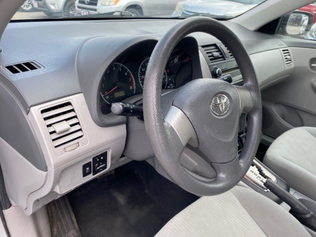 Toyota Corolla Vehicle Full-screen Gallery Image 09