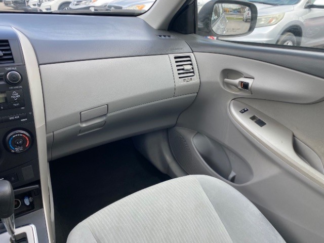 Toyota Corolla Vehicle Full-screen Gallery Image 10
