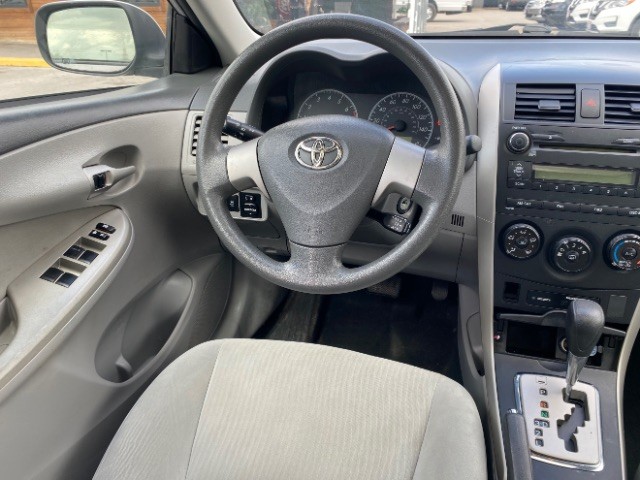 Toyota Corolla Vehicle Full-screen Gallery Image 11