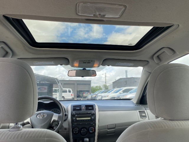Toyota Corolla Vehicle Full-screen Gallery Image 12