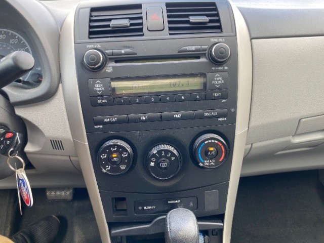 Toyota Corolla Vehicle Full-screen Gallery Image 13