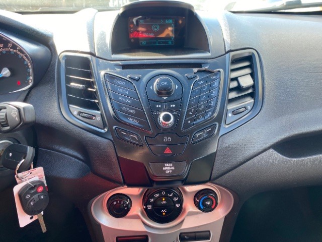 Ford Fiesta Hatchback Vehicle Full-screen Gallery Image 12