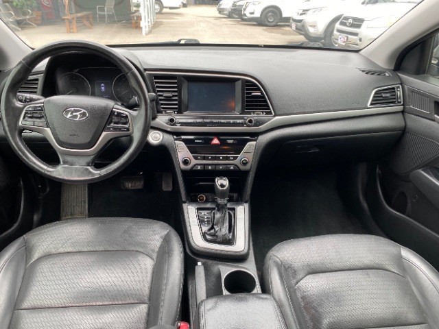 Hyundai Elantra Vehicle Full-screen Gallery Image 07