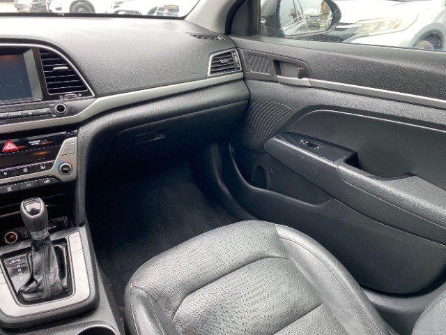 Hyundai Elantra Vehicle Full-screen Gallery Image 11