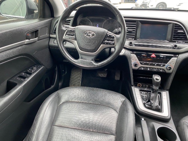 Hyundai Elantra Vehicle Full-screen Gallery Image 12