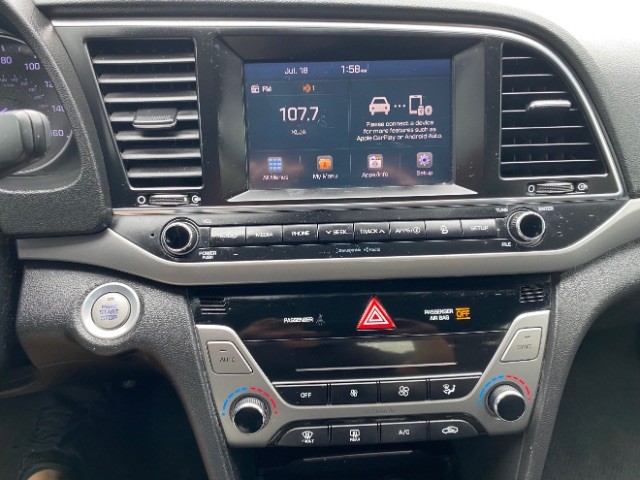 Hyundai Elantra Vehicle Full-screen Gallery Image 13