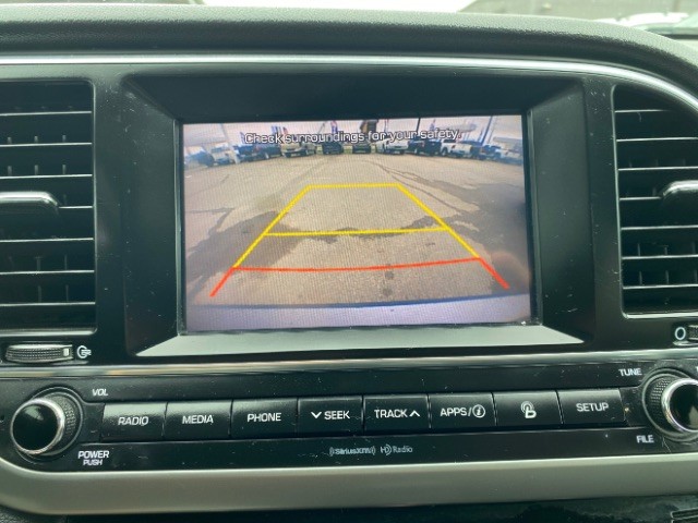 Hyundai Elantra Vehicle Full-screen Gallery Image 14