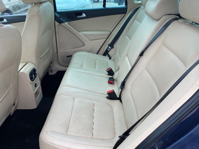 Volkswagen Tiguan Vehicle Full-screen Gallery Image 07