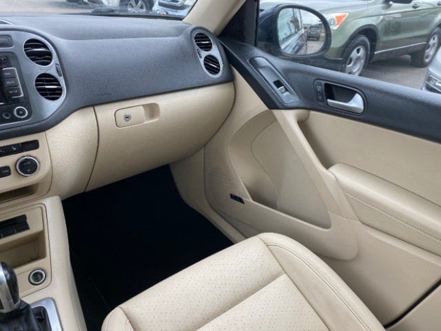Volkswagen Tiguan Vehicle Full-screen Gallery Image 11