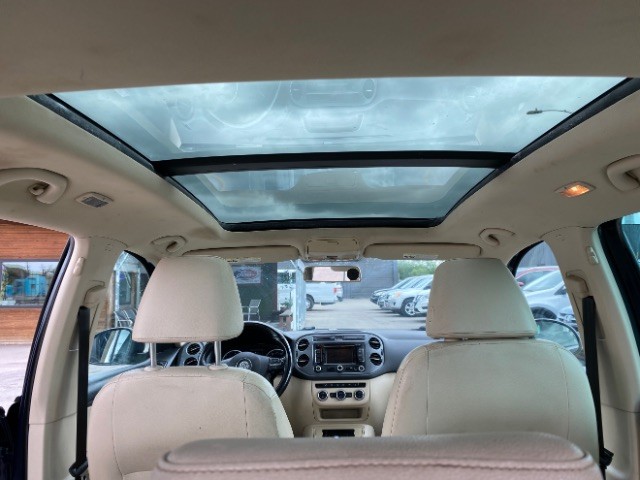 Volkswagen Tiguan Vehicle Full-screen Gallery Image 13
