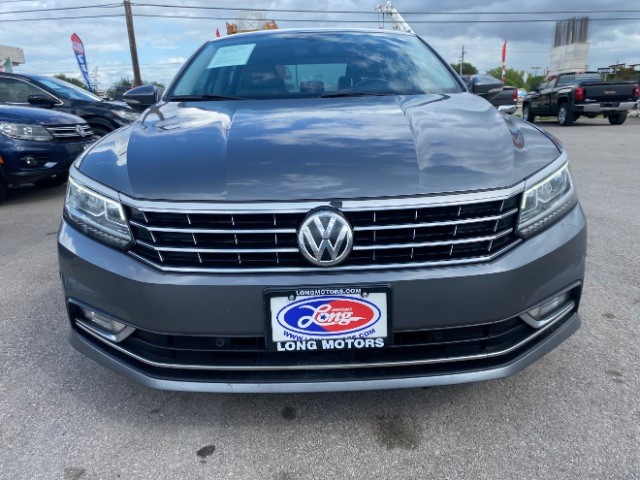 Volkswagen Passat Vehicle Full-screen Gallery Image 02