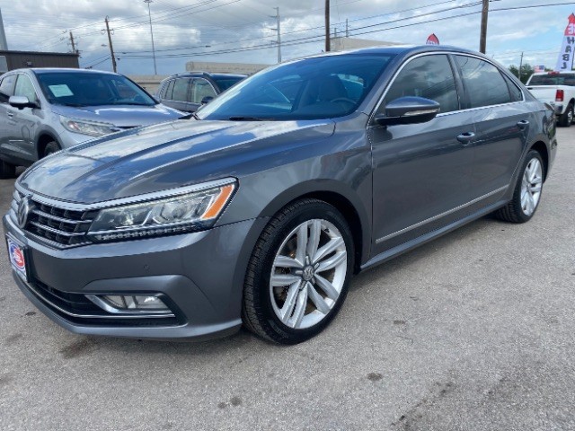 Volkswagen Passat Vehicle Full-screen Gallery Image 03