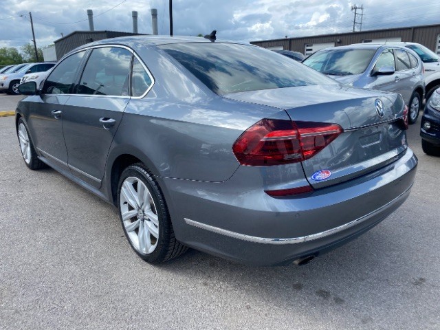 Volkswagen Passat Vehicle Full-screen Gallery Image 04