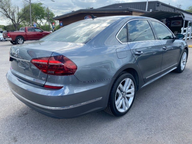 Volkswagen Passat Vehicle Full-screen Gallery Image 05