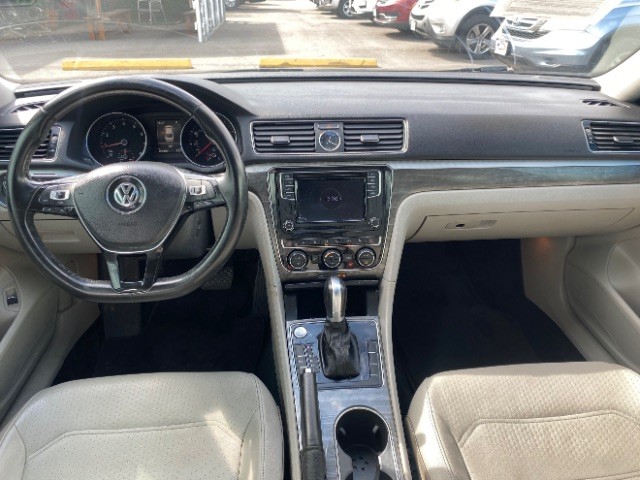Volkswagen Passat Vehicle Full-screen Gallery Image 06