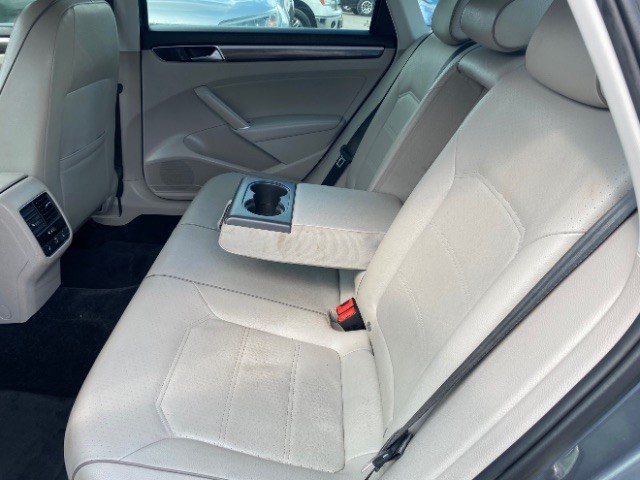 Volkswagen Passat Vehicle Full-screen Gallery Image 07
