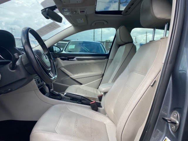 Volkswagen Passat Vehicle Full-screen Gallery Image 08