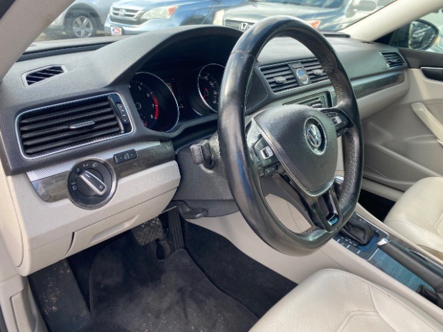 Volkswagen Passat Vehicle Full-screen Gallery Image 09