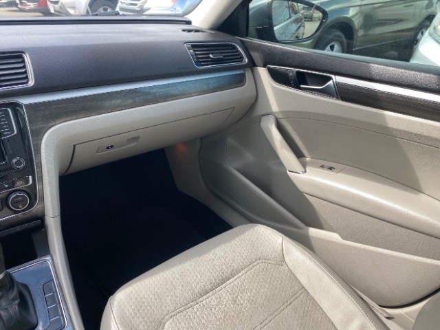 Volkswagen Passat Vehicle Full-screen Gallery Image 10
