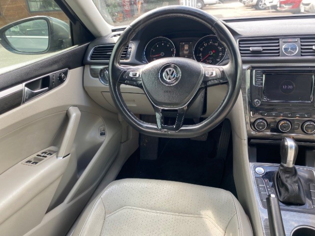 Volkswagen Passat Vehicle Full-screen Gallery Image 11