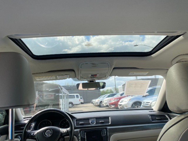Volkswagen Passat Vehicle Full-screen Gallery Image 12