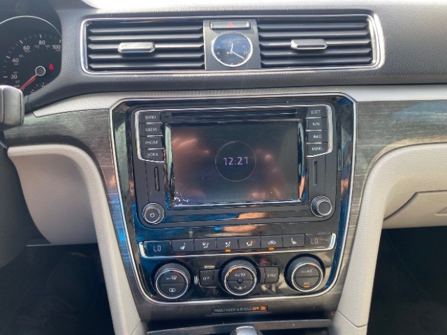 Volkswagen Passat Vehicle Full-screen Gallery Image 13