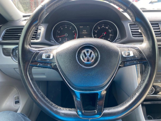 Volkswagen Passat Vehicle Full-screen Gallery Image 15