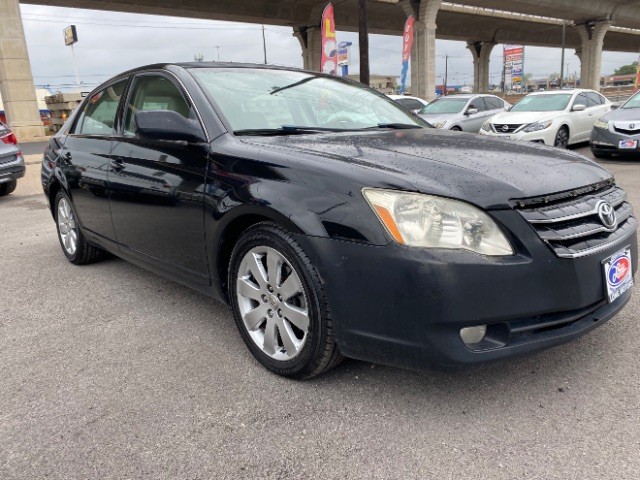 Toyota Avalon Vehicle Full-screen Gallery Image 03