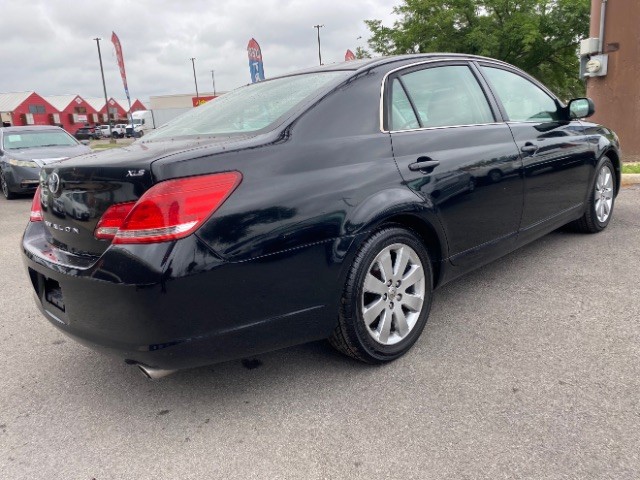 Toyota Avalon Vehicle Full-screen Gallery Image 04