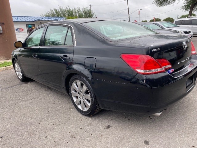 Toyota Avalon Vehicle Full-screen Gallery Image 05