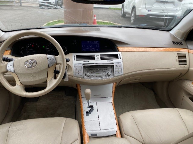 Toyota Avalon Vehicle Full-screen Gallery Image 06