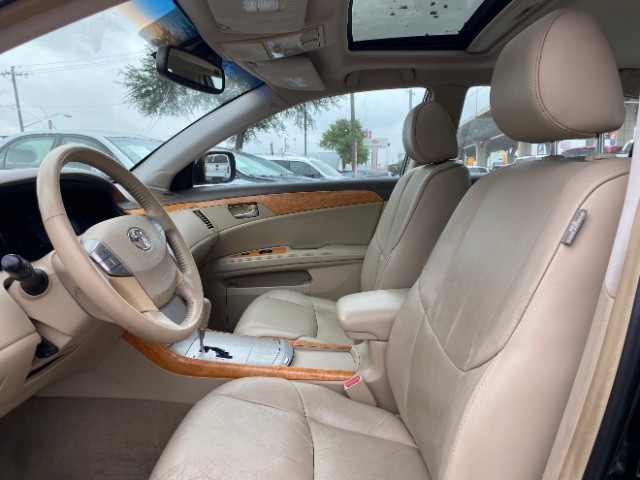 Toyota Avalon Vehicle Full-screen Gallery Image 08