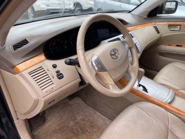 Toyota Avalon Vehicle Full-screen Gallery Image 09