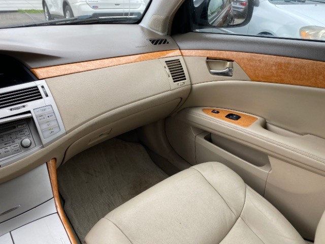 Toyota Avalon Vehicle Full-screen Gallery Image 10