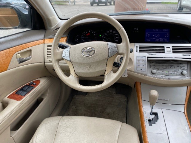 Toyota Avalon Vehicle Full-screen Gallery Image 11