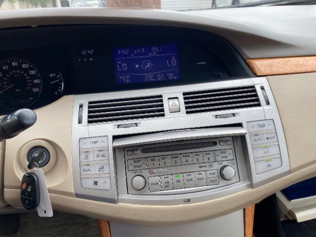 Toyota Avalon Vehicle Full-screen Gallery Image 13