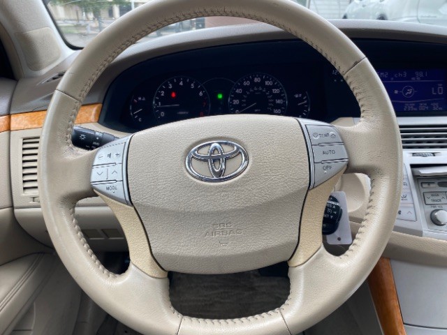 Toyota Avalon Vehicle Full-screen Gallery Image 14